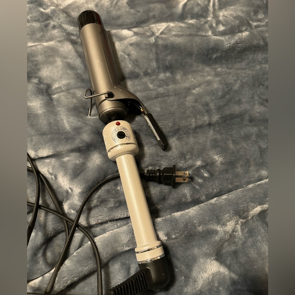 Brand new curling iron